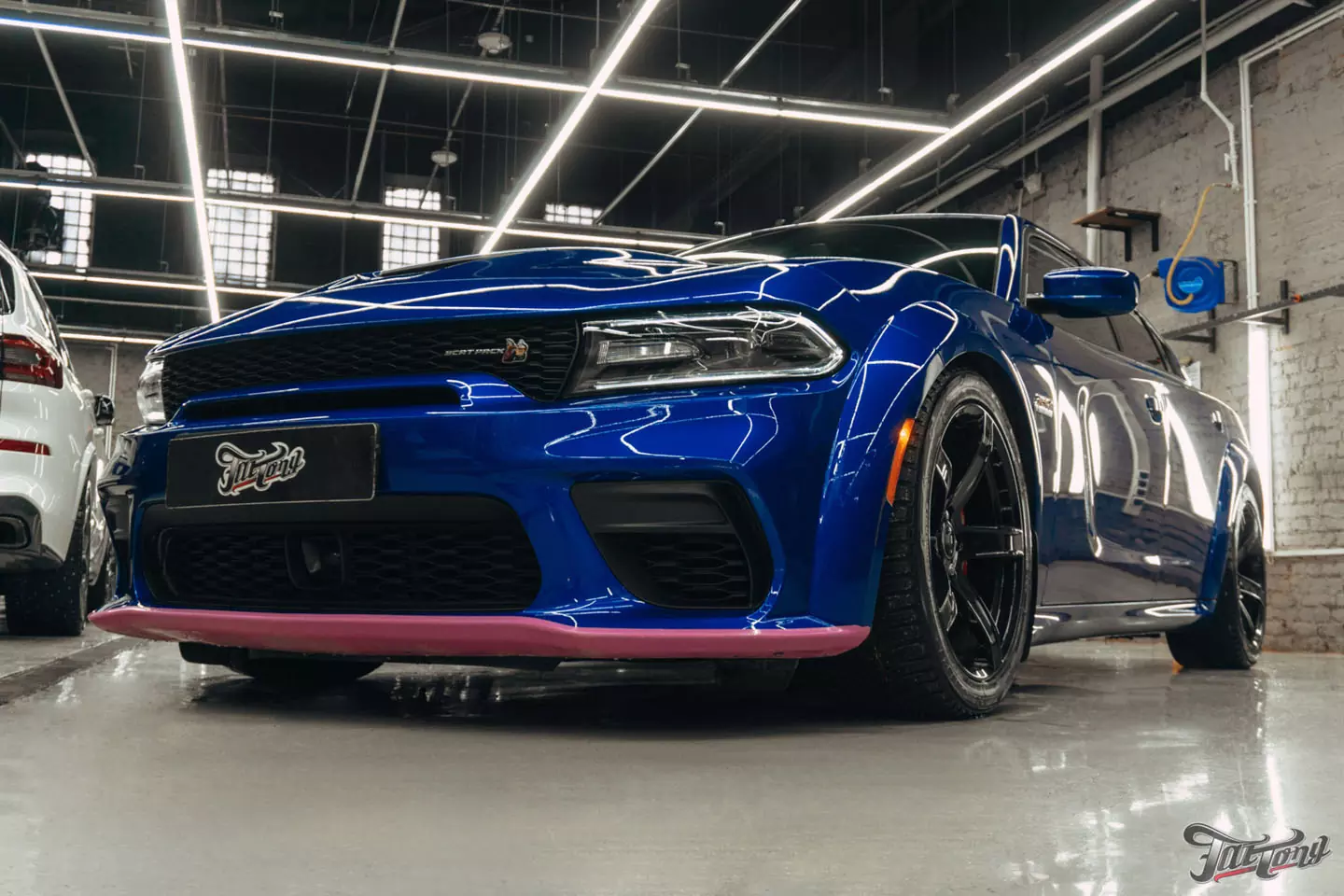 Защитили шикарный цвет Dodge Charger полиуретаном. Окрасили расширитель и насадки выхлопа, провели ТО, установили видеорегистратор